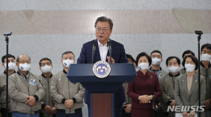[고흥=뉴시스] 전진환 기자 = 문재인 대통령이 21일 오후 한국형 발사체 '누리호(KSLV-2)'의 발사 참관을 마치고 전남 고흥 나로우주센터 발사통제동에서 대국민 메시지를 발표하고 있다. 2021.10.21. amin2@newsis.com