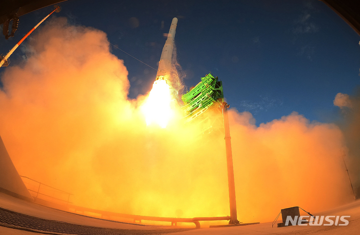 [고흥=뉴시스] 사진공동취재단 = 21일 전남 고흥군 나로우주센터 제2발사대에서 발사된 한국형 발사체 누리호(KSLV-ll)가 우주를 향해 비행하고 있다. 누리호는 1.5t급 실용위성을 지구저궤도(600~800km)에 투입하기 위해 만들어진 3단 발사체이며 엔진 설계에서부터 제작, 시험, 발사 운용까지 모두 국내 기술로 완성한 최초의 국산 발사체이다. 2021.10.21. photo@newsis.com