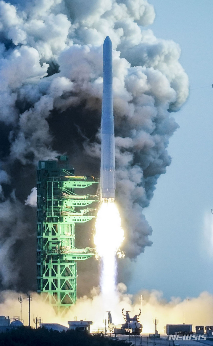 [고흥=뉴시스] 전진환 기자 = 문재인 대통령이 참석한 가운데 21일 오후 전남 고흥 나로우주센터 연구동에서 한국형 발사체 '누리호(KSLV-2)'가 발사되고 있다. 2021.10.21. amin2@newsis.com