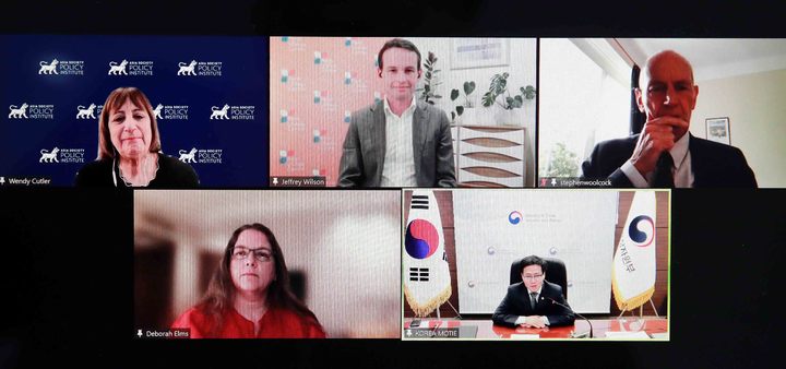 [서울=뉴시스] 홍효식 기자 = 여한구 산업통상자원부 통상교섭본부장이 21일 오후 서울 중구 대한상공회의소 영상회의실에서 미국, 호주, 영국, 싱가포르 국가별 포괄적·점진적 환태평양동반자협정(CPTPP) 전문가와 ‘CPTPP의 현재와 미래, 그리고 한국의 역할’이라는 주제로 CPTPP 글로벌 전문가 간담회를 화상으로 주재하며 아·태지역 통상환경 점검과 한국의 대응 방안 등을 논의하고 있다. (사진=산업통상자원부 제공) 2021.10.21. photo@newsis.com *재판매 및 DB 금지