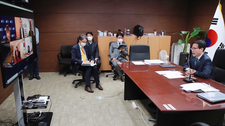 [서울=뉴시스] 홍효식 기자 = 여한구 산업통상자원부 통상교섭본부장이 21일 오후 서울 중구 대한상공회의소 영상회의실에서 미국, 호주, 영국, 싱가포르 국가별 포괄적·점진적 환태평양동반자협정(CPTPP) 전문가와 ‘CPTPP의 현재와 미래, 그리고 한국의 역할’이라는 주제로 CPTPP 글로벌 전문가 간담회를 화상으로 주재하며 아·태지역 통상환경 점검과 한국의 대응 방안 등을 논의하고 있다. (사진=산업통상자원부 제공) 2021.10.21. photo@newsis.com *재판매 및 DB 금지