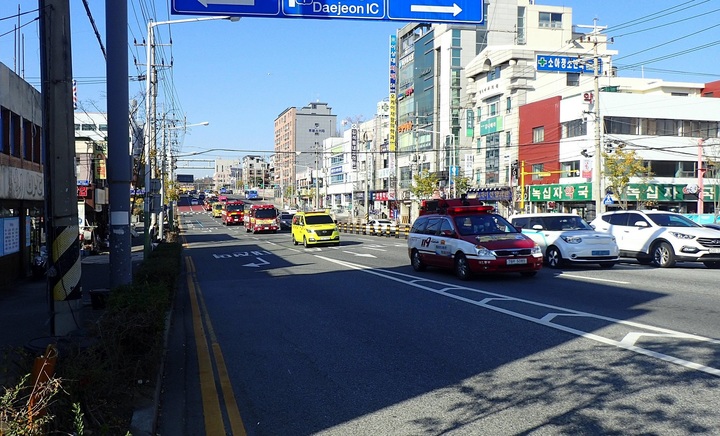 [대전=뉴시스] 대전소방본부가 화재진압 차량이 긴급 출동하고 있다. (사진= 대전소방본부 제공) *재판매 및 DB 금지