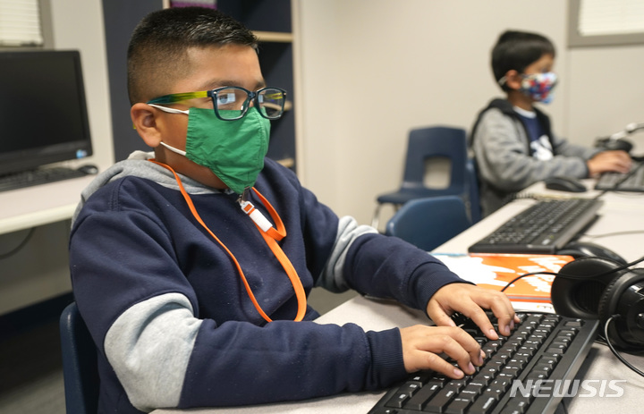 [텍사스(미국)=AP/뉴시스]21일(현지시간) 미 정치전문매체 더힐은 남학생의 긴 머리를 금지한 텍사스주 매그놀리아 독립 교육구를 상대로 정학 조치 등을 당한 학생 7명이 소송을 제기했다고 보도했다. 사진은 기사와 무관.2021.10.22.