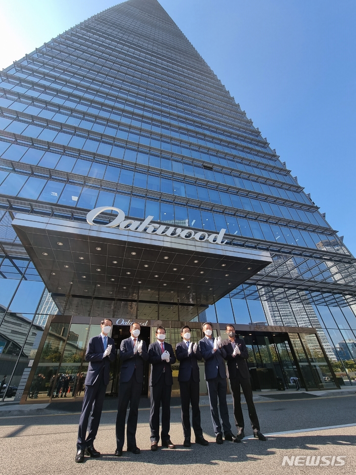 [인천=뉴시스] 김동영 기자 = 22일 오전 인천 연수구 송도국제도시 오크우드 프리미어 인천에서 심영철 오크우드 프리미어 인천 총지배인, 주시보 ㈜포스코인터내셔널 사장, 조윤영 한무컨밴션㈜ 사장, 더불어민주당 정일영 국회의원, 민민홍 인천관광공사 사장 ,이임혁 인천시관광협회 회장, 호텔 관계자들이 기념촬영을 하고 있다. 2021.10.22. dy0121@newsis.com 