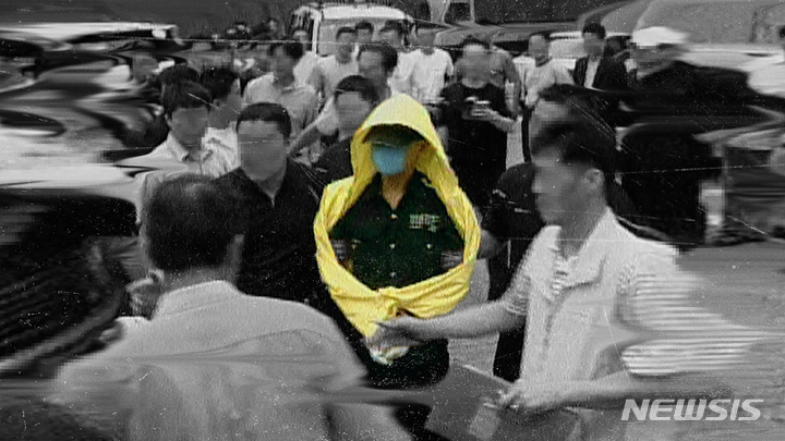 [서울=뉴시스] '레인코트 킬러: 유영철을 추격하다' 스틸. (사진=넷플릭스 제공) 2021.10.22 photo@newsis.com