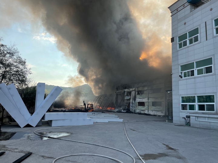 [용인=뉴시스] 경기 용인시 처인구의 한 스티로폼 제조공장에서 불이 나 소방당국이 진화작업을 벌이고 있다. (사진=경기도소방재난본부 제공) *재판매 및 DB 금지
