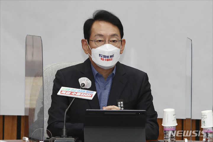 [서울=뉴시스] 전신 기자 = 김도읍 국민의힘 정책위의장이 22일 서울 여의도 국회에서 열린&nbsp; 국정감사 대책회의에서&nbsp; 발언하고 있다. (공동취재사진) 2021.10.22. photo@newsis.com