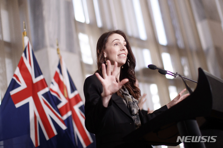 [웰링턴=AP/뉴시스] 저신다 아던 뉴질랜드 총리가 22일 코로나19 봉쇄 조치를 해제하기 위해서는 백신 접종 완료율 90%를 달성해야 한다고 발표하고 있다. 2021.10.22. 