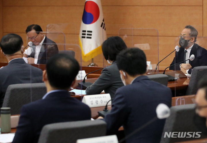 [서울=뉴시스] 김명원 기자 = 최재천 일상회복지원위원회 공동위원장이 22일 오전 서울 종로구 정부서울청사 별관에서 열린 코로나19 일상회복지원위원회 제2차 회의에 참석해 발언하고 있다. (공동취재사진) 2021.10.22. photo@newsis.com