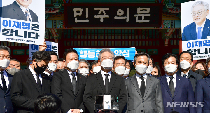 [광주=뉴시스] 류형근 기자 = 더불어민주당 대선 후보인 이재명 경기지사가 22일 오전 광주 북구 운정동 국립5·18민주묘지를 방문해 기자들의 질문에 답변을 하고 있다. 2021.10.22. hgryu77@newsis.com