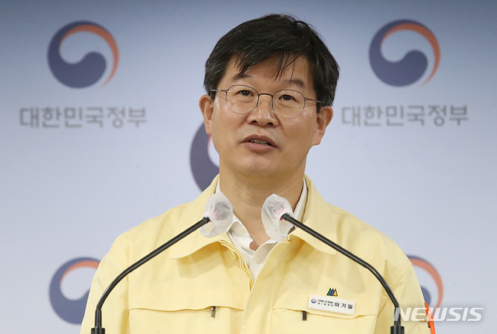 [서울=뉴시스] 김명원 기자 = 이기일 중앙재난안전대책본부 제1통제관이 지난달 22일 서울 종로구 정부서울청사에서 코로나19 중앙재난안전대책본부(중대본) 정례브리핑을 하고 있다. 2021.10.22. kmx1105@newsis.com