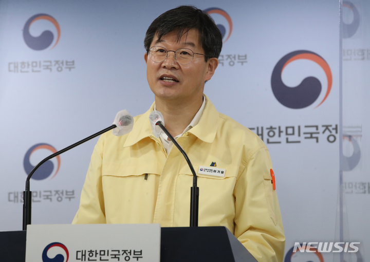 [서울=뉴시스] 김명원 기자 = 이기일 중앙재난안전대책본부 제1통제관이 지난달 22일 서울 종로구 정부서울청사에서 코로나19 중앙재난안전대책본부(중대본) 정례브리핑을 하고 있다. 2021.10.22. kmx1105@newsis.com