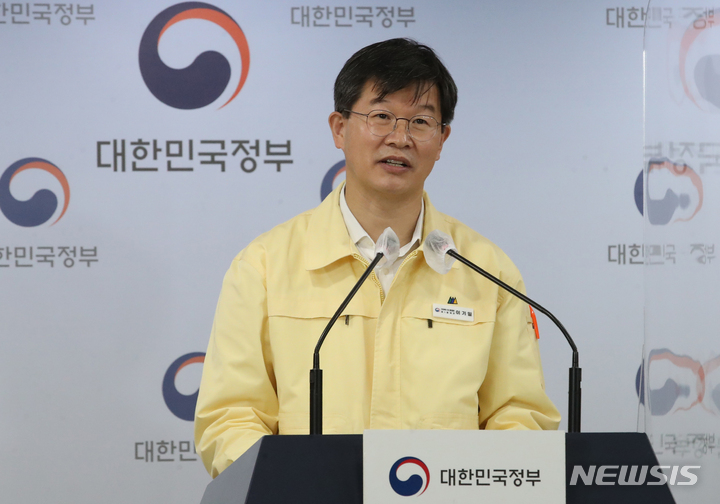 [서울=뉴시스] 김명원 기자 = 이기일 중앙재난안전대책본부 제1통제관이 22일 서울 종로구 정부서울청사에서 코로나19 중앙재난안전대책본부(중대본) 정례브리핑을 하고 있다. 이기일 제1통제관은 중대본에서 할로윈 기간 외국인 방역 강화방안에 대해 27일부터 11월 2일까지 유흥시설, 주점 등을 대상으로 특별방역점검을 실시할 예정이며, 이태원, 홍대, 강남역 등에서 외국인과 젊은 층이 밀집하는 지역에 대해서 20시부터 24시까지 야간에 집중점검할 계획이라고 밝혔다. 또, 코로나19 일상회복지원회 제2차 회의에는 식당, 카페 등 생업시설에 대한 운영시간 제한 해제를 검토했다고 밝혔다. 2021.10.22. kmx1105@newsis.com