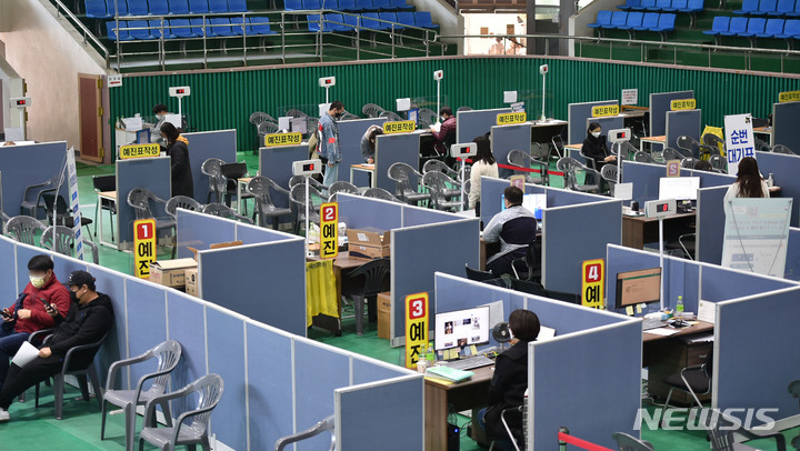 [대구=뉴시스] 이무열 기자 = 지난 22일 오전 대구 북구 코로나19 예방접종센터가 다소 한산한 모습을 보이고 있다. 2021.10.22. lmy@newsis.com