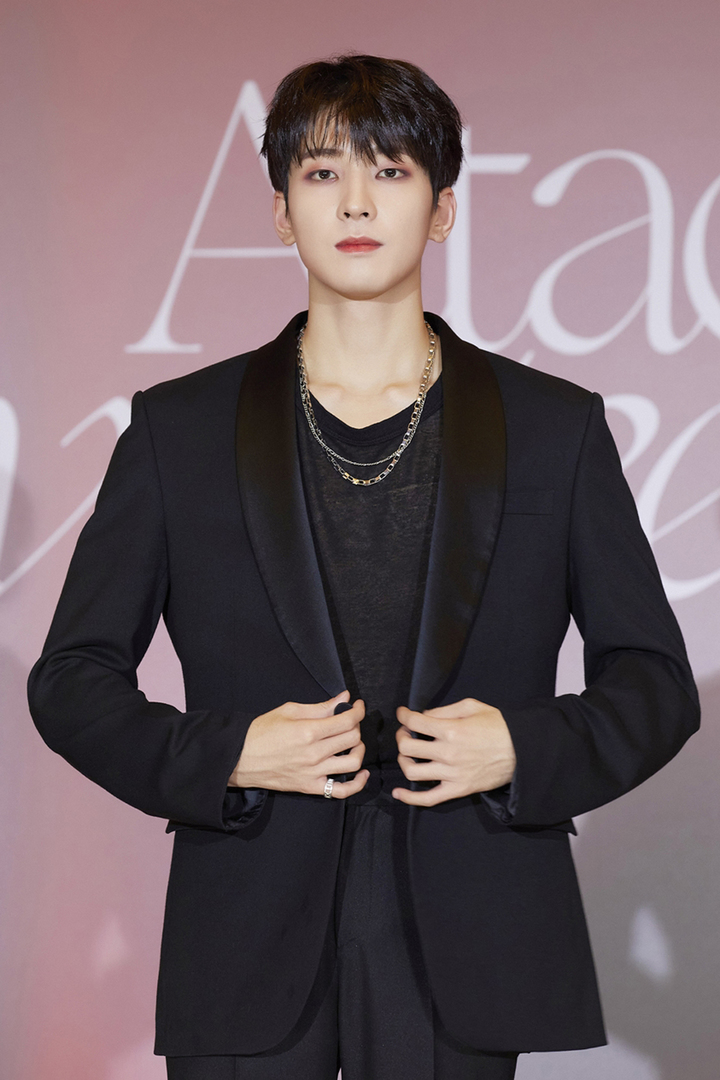 [서울=뉴시스] 박진희 기자 = 그룹 세븐틴(Seventeen)의 원우가 22일 서울 영등포구 콘래드호텔에서 열린 미니 9집 '아타카(Attacca)‘ 발매기념 온라인 글로벌 기자간담회에 참석해 포토타임을 갖고 있다. (사진=플레디스 엔터테인먼트 제공) 2021.10.22. photo@newsis.com *재판매 및 DB 금지