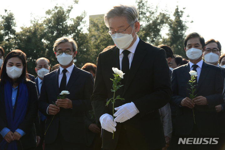 [김해=뉴시스] 차용현 기자 = 더불어민주당 이재명 대선후보가 22일 오후 경남 김해시 봉하마을을 찾아 고(故) 노무현 전 대통령 묘소에 참배하고 있다. 2021.10.22. con@newsis.com