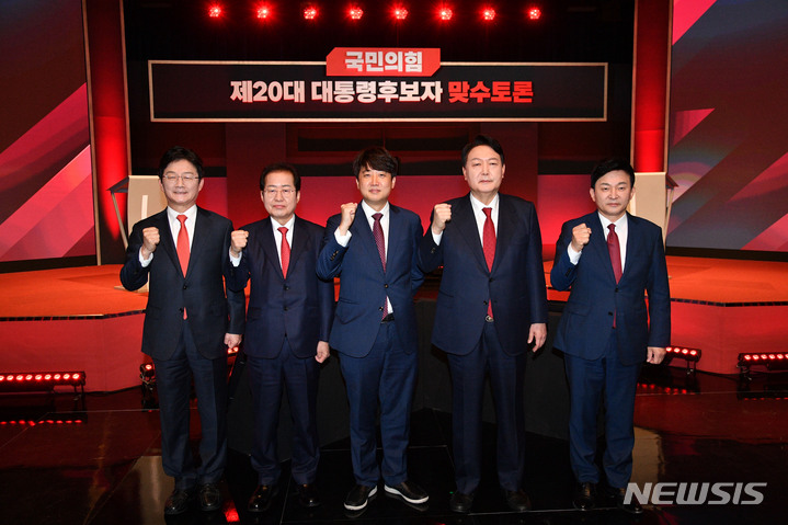 [서울=뉴시스] 국회사진기자단 = 유승민, 홍준표, 윤석열, 원희룡 국민의힘 대선 예비후보들이 22일 서울 마포구 YTN 뉴스퀘어에서 열린 2차 맞수토론에 앞서 이준석 대표와 함께 포즈를 취하고 있다. 2021.10.22. photo1006@newsis.com