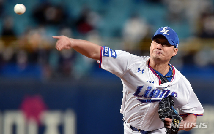 [대구=뉴시스] 이무열 기자 = 22일 오후 대구 수성구 삼성라이온즈파크에서 열린 ‘2021 신한은행 SOL KBO리그’ 삼성 라이온즈와 KT 위즈의 경기, 8회초 2사 1루 상황에서 등판한 삼성 마무리 투수 오승환이 역투하고 있다. 2021.10.22. lmy@newsis.com