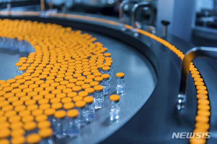 [푸르스(벨기에)=AP/뉴시스]벨기에 푸르스에서 지난 10월 생산되고 있는 화이자의 어린이용 백신들. 미국이 5∼11세 어린이들에 대한 코로나19 백신 접종을 검토하는 가운데 이들을 대상으로 개발된 화이자의 백신이 91% 가까운 감염 예방 효과를 나타낸 것으로 22일 공개된 연구 결과 나타났다. 2021.10.22