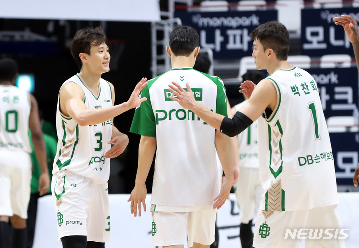 [서울=뉴시스]프로농구 DB 허웅(왼쪽)과 박찬희 (사진 = KBL 제공)