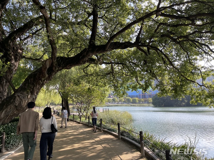 [대구=뉴시스] 맑은 날씨를 보인 지난 14일 오전 대구 수성구 두산동 수성못을 찾은 시민들이 가을 정취를 느끼고 있다. 2021.10.14. jungk@newsis.com