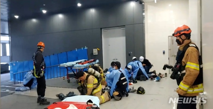 [서울=뉴시스]23일 서울 금천구 가산동의 한 신축 공사 현장에서 화재진압에 사용되는 약품인 소화 약제가 터지는 사고가 발생한 가운데 출동한 구급대원들이 심폐소생술(CPR)을 실시하고 있다. (사진=소방당국 제공) 2021.10.23. photo@newsis.com *재판매 및 DB 금지