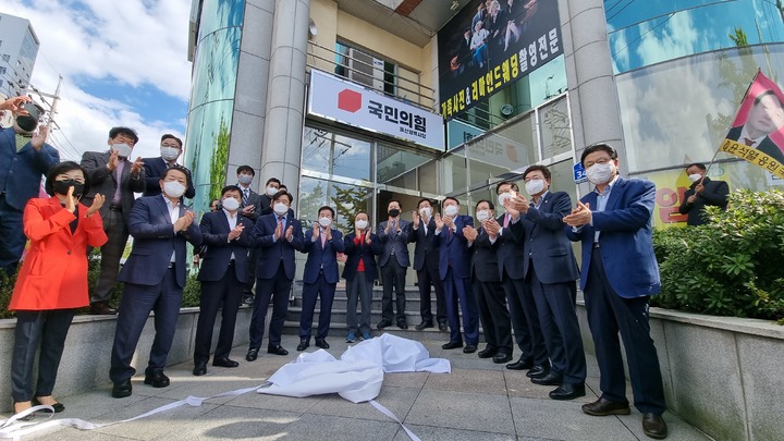 [울산=뉴시스] = 국민의힘 윤석열 전 검찰총장은 23일 남구 달동에서 남구 삼산동으로 이전한 울산시당 사무실 개소식에 참석했다. 2021.10.23.you00@newsis.com *재판매 및 DB 금지