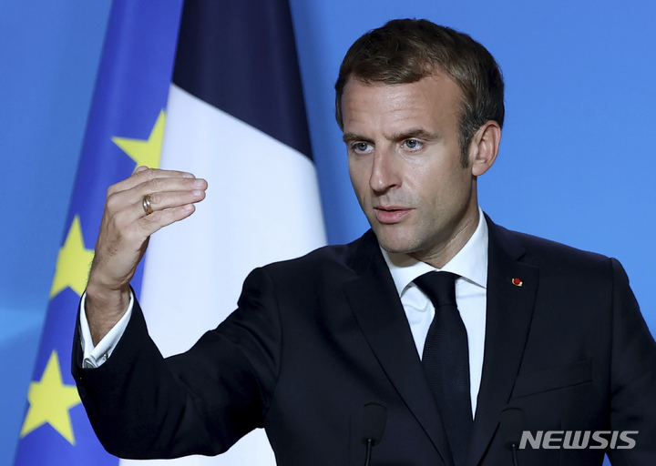 [브뤼셀(벨기에)=AP/뉴시스] 에마뉘엘 마크롱 프랑스 대통령이 지난 22일(현지시간) 벨기에 브뤼셀에서 열린 유럽연합 정상회의에서 기자회견 하고 있다. 2021.10.27.