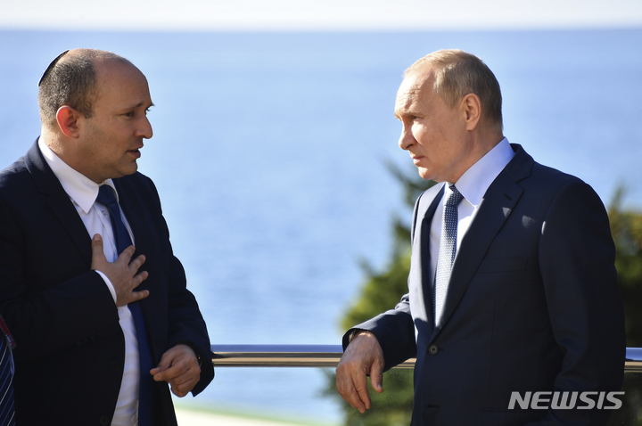 [소치=AP/뉴시스]블라디미르 푸틴 러시아 대통령과 나프탈리 베네트 이스라엘 총리가 22일 휴양도시 소치에서 만나 이야기하고 있다. 