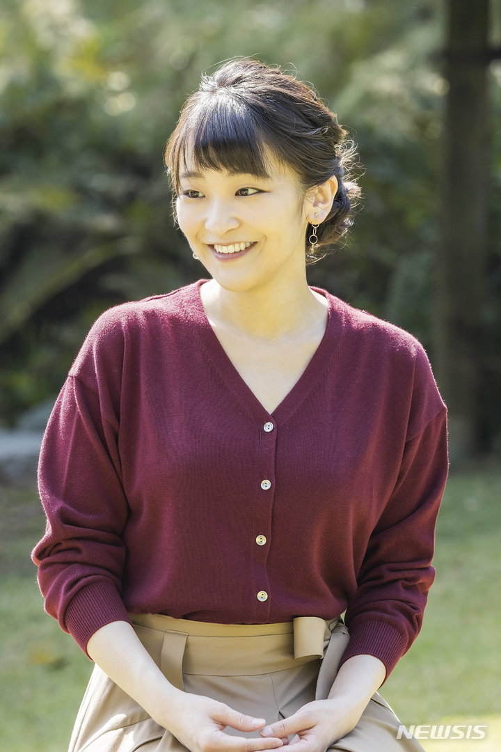 [도쿄=AP/뉴시스] 23일(현지시간) 일본 궁내청이 공개한 마코 공주의 산책 모습. 2021.10.25.