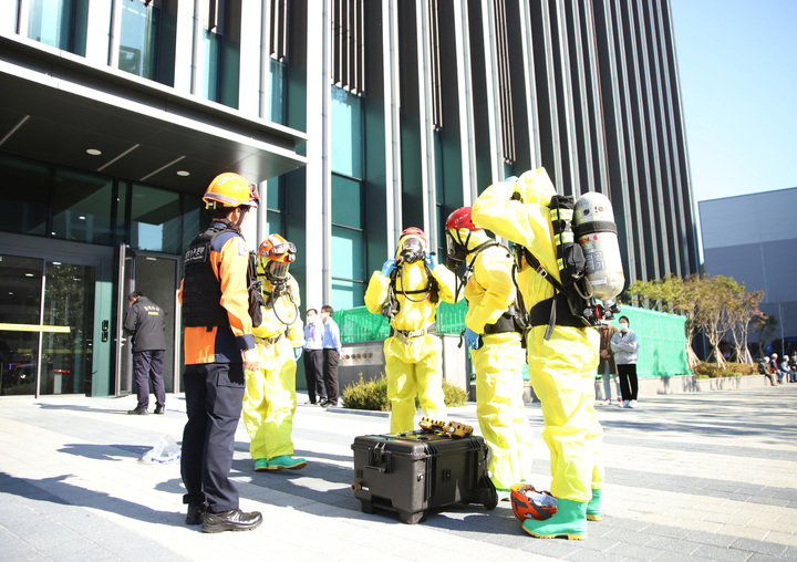 [서울=뉴시스] 조수정 기자 = 지난 23일 서울 금천구 가산동 한 신축 공사 현장에서 화재진압에 사용되는 소화 약제가 폭발하는 사고로 2명의 사망자와 19명의 부상자가 발생, 구로소방서 등 소방 구조대원 등이 구조를 위해 현장에 진입하고 있다. (사진=서울시 소방재난본부 제공) 2021.10.22. photo@newsis.com *재판매 및 DB 금지