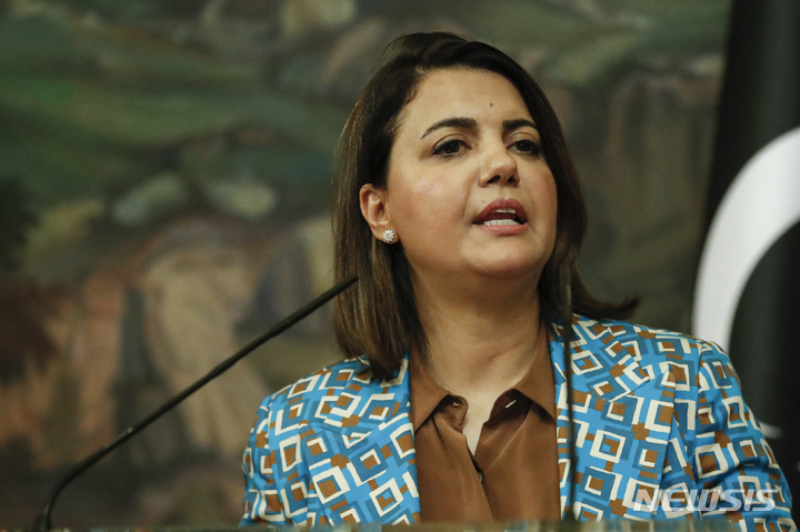 [트리폴리( 리비아)=AP/뉴시스] 지난 8월19일 모스크바에서 열린 외무장관 회담후 기자회견하는 나즐라 망구쉬리비아 외교부장관. 그는 오는 12월로 예정된 총선을 제대로 치르기 위한 국제회의 참석을 앞두고 과도정부 대통령위원회에 의해&nbsp; 자격정지, 출국금지를 당했다.&nbsp; 