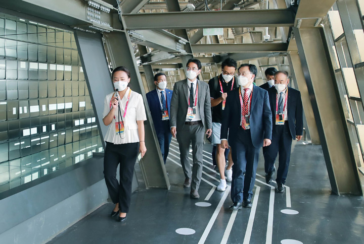 문승욱 산업통상자원부 장관은 23일 UAE 두바이 엑스포 전시장에서 손수득 KOTRA 부사장, 박정욱 부산엑스포유치위원회 사무총장, 김윤일 부산시 부시장을 비롯한 관계자 등과 두바이 엑스포 한국관을 참관했다. 이후 부산엑스포 유치를 위한 홍보 책자와 마스크를 관람객에게 나누어주는 행사를 가졌다.(사진=산업부)&nbsp; *재판매 및 DB 금지