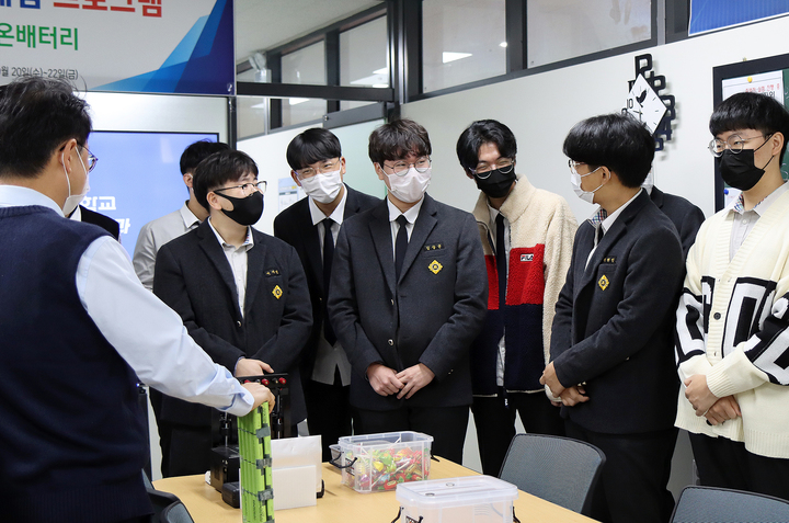 [나주=뉴시스] 동신대, 대동고 학생 대상 교육·체험형 메이커프로그램 진행. (사진 제공 = 동신대학교) *재판매 및 DB 금지