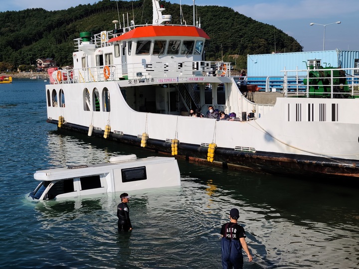 [대전=뉴시스] 김도현 기자 = 보령해경이 지난 23일 오후 2시 5분께 충남 보령시 오천항 인근 해상에서 침수된 캠핑카를 인양하기 위해 조치를 취하고 있다.(사진=독자 제공) 2021.10.24. photo@newsis.com *재판매 및 DB 금지
