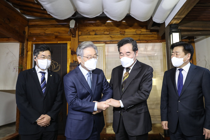 이재명 더불어민주당 대선주자와 이낙연 전 대표는 24일 서울 종로구 안국동 한 찻집에서 회동을 가졌다. (사진 = 이낙연 측 제공)&nbsp; *재판매 및 DB 금지