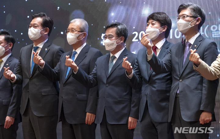 [서울=뉴시스] 국회사진기자단 = 김동연 전 경제부총리가 24일 서울 마포구 누리꿈스퀘어에서 열린 '새로운 물결' 창당 발기인 대회에서 송영길 더불어민주당 대표, 국민의힘 이준석 대표, 김종인 전 비상대책위원장 등 참석자들과 기념촬영을 하고 있다. 2021.10.24. photo@newsis.com