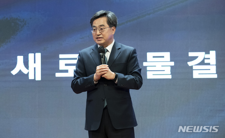[서울=뉴시스] 국회사진기자단 = 김동연 전 경제부총리가 24일 서울 마포구 누리꿈스퀘어에서 열린 '새로운 물결' 창당 발기인 대회에서 인사말을 하고 있다. 2021.10.24. photo@newsis.com