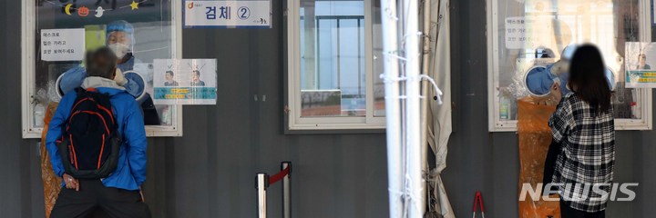 [서울=뉴시스] 고범준 기자 = 지난 24일 오전 서울 중구 서울역광장에 마련된 코로나19 중구임시선별검사소에서 의료진이 검체 채취를 하고 있다. 2021.10.24. bjko@newsis.com