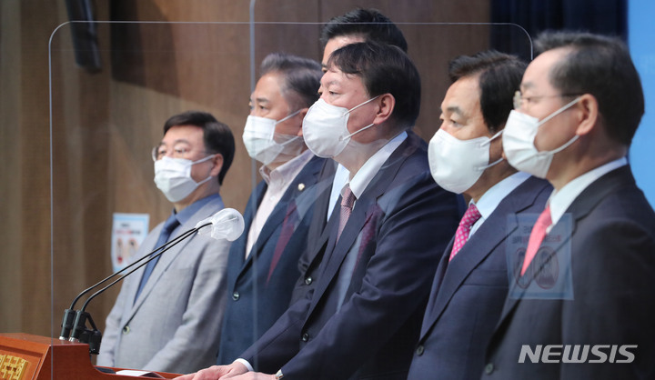 [서울=뉴시스] 최동준 기자 = 윤석열 국민의힘 대선 경선 예비후보가 24일 서울 여의도 국회 소통관에서 공동선대위원장 및 공정혁신위원장 영입 기자회견을 하고 있다. (공동취재사진) 2021.10.24. photo@newsis.com