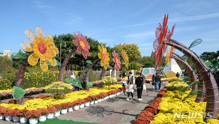 [익산=뉴시스] 김얼 기자 = 2021 익산 천만송이 국화축제가 한창인 24일 전북 익산시 중앙체육공원이 국화축제를 즐기기 위해 찾아온 시민들로 발 디딜 틈 없이 북적이고 있다. 2021.10.24. pmkeul@newsis.com