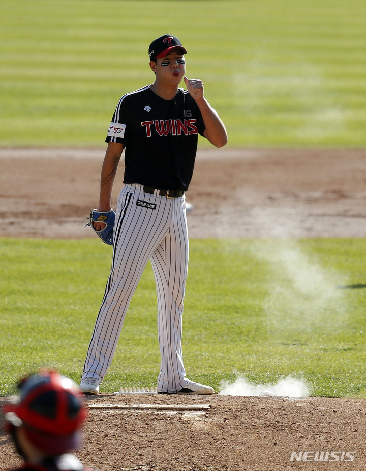 [서울=뉴시스]홍효식 기자 = 24일 오후 서울 송파구 잠실야구장에서 열린 2021 KBO리그 LG 트윈스와 두산 베어스의 더블헤더 1차전 경기, 2회말 LG 선발투수 이상영이 로진가루를 불고 있다. 2021.10.24. yesphoto@newsis.com