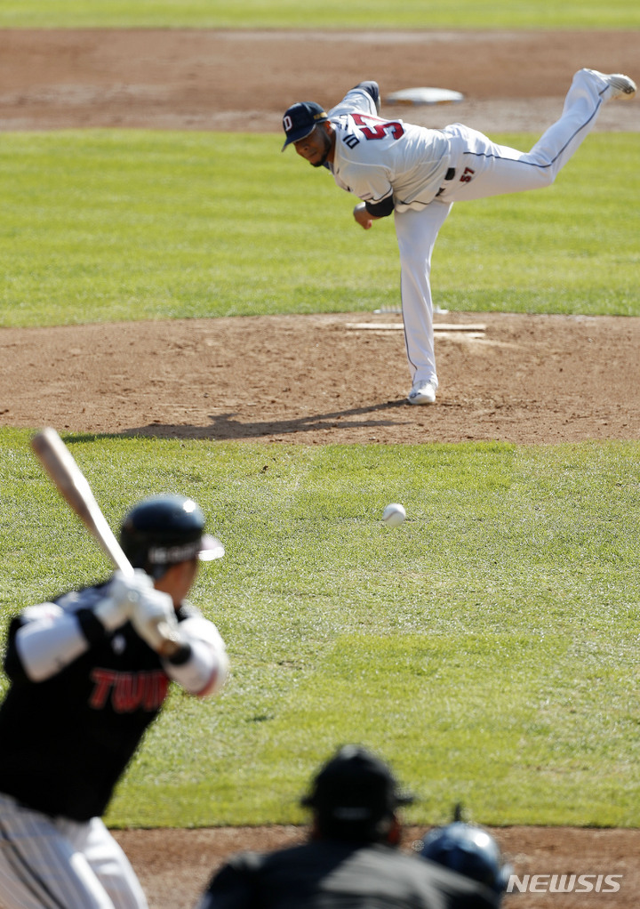 [서울=뉴시스]홍효식 기자 = 24일 오후 서울 송파구 잠실야구장에서 열린 2021 KBO리그 LG 트윈스와 두산 베어스의 더블헤더 1차전 경기, 3회초 두산 선발투수 아리엘 미란다가 역투하고 있다. 이날 미란다는 역대 한 시즌 최다 탈삼진 기록(224개)을 경신했다. 2021.10.24. yesphoto@newsis.com