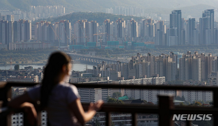 [서울=뉴시스] 권창회 기자 = 서울 남산공원에서 바라본 아파트 단지 모습. 2021.10.24. kch0523@newsis.com