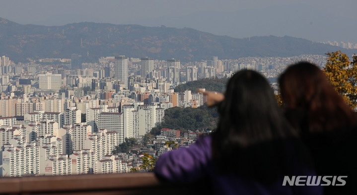 [서울=뉴시스] 권창회 기자 = 서울 남산공원에서 바라본 아파트 단지 모습. 2021.10.24. kch0523@newsis.com