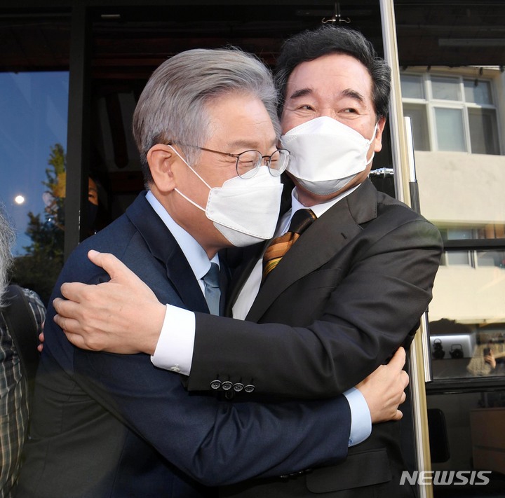 [서울=뉴시스] 국회사진기자단 = 더불어민주당 이재명 대선 후보, 이낙연 전 대표가 24일 서울 종로구 한 찻집에서 만나 포옹하고 있다. 2021.10.24. photo@newsis.com