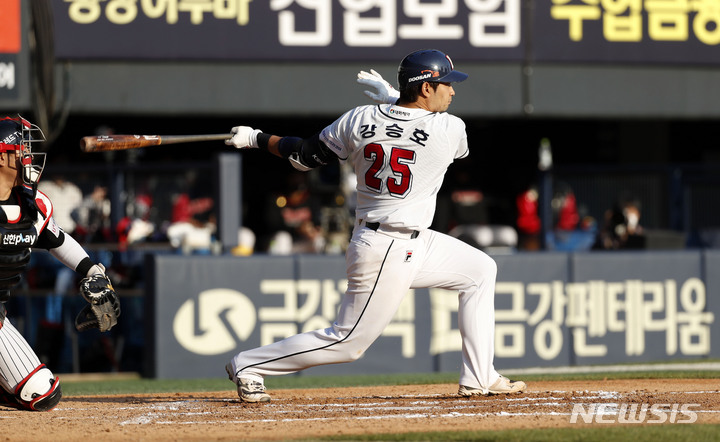 [서울=뉴시스]홍효식 기자 = 24일 오후 서울 송파구 잠실야구장에서 열린 2021 KBO리그 LG 트윈스와 두산 베어스의 더블헤더 1차전 경기, 6회말 1사 2루 상황에서 두산 강승호가 좌익수 1루타를 치고 있다. 2021.10.24. yesphoto@newsis.com