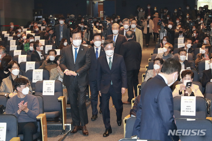 [서울=뉴시스] 국회사진기자단 = 김동연 전 경제부총리가 24일 서울 마포구 누리꿈스퀘어에서 열린 '새로운 물결' 창당 발기인 대회에 입장하고 있다. 2021.10.24. photo@newsis.com