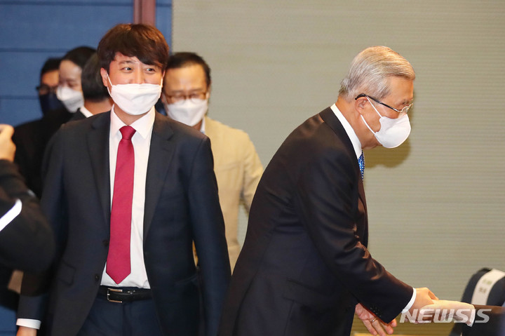 [서울=뉴시스] 국회사진기자단 = 국민의힘 이준석 대표, 김종인 전 비상대책위원장이 24일 서울 마포구 누리꿈스퀘어에서 열린 '새로운 물결' 창당 발기인 대회에 참석하고 있다. 2021.10.24. photo@newsis.com