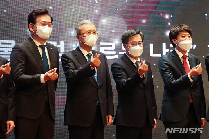 [서울=뉴시스] 국회사진기자단 = 김동연 전 경제부총리가 24일 서울 마포구 누리꿈스퀘어에서 열린 '새로운 물결' 창당 발기인 대회에서 송영길 더불어민주당 대표, 국민의힘 이준석 대표, 김종인 전 비상대책위원장과 기념촬영을 하고 있다. 2021.10.24. photo@newsis.com